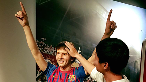 Công Phượng nghịch ngợm tượng sáp của Messi