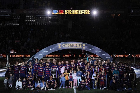 Các cầu thủ Barca chụp ảnh lưu niệm tập thể