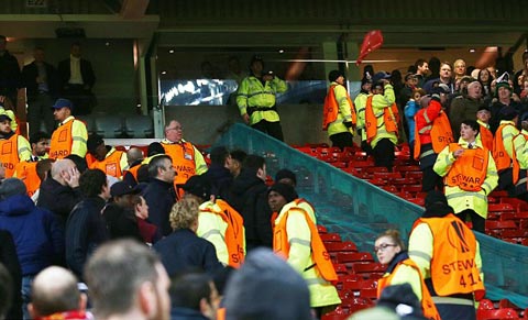 CĐV M.U và Liverpool choảng nhau trên khán đài sân Old Trafford