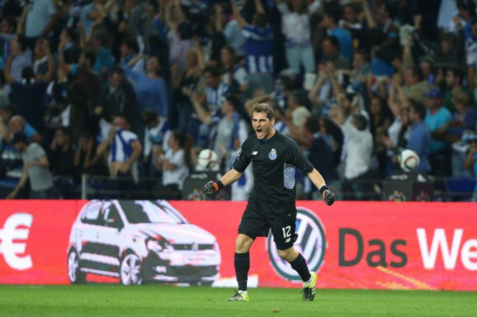 Iker Casillas, người nâng cao chiếc cúp vô địch châu Âu lần thứ 10 trong lịch sử Real Madrid bây giờ đang khoác áo Porto