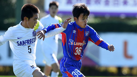 Takefusa Kubo (phải) trong màu áo đội trẻ FC Tokyo