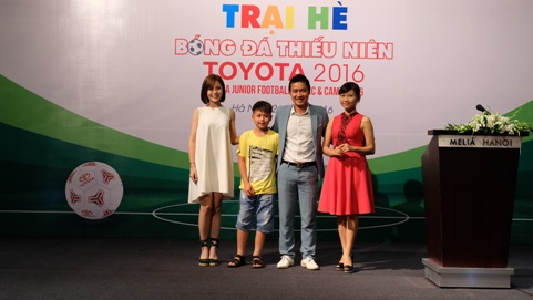 Cựu danh thủ Hồng Sơn sát cánh cùng hot-girl Tú Linh tại Trại hè bóng đá 2016