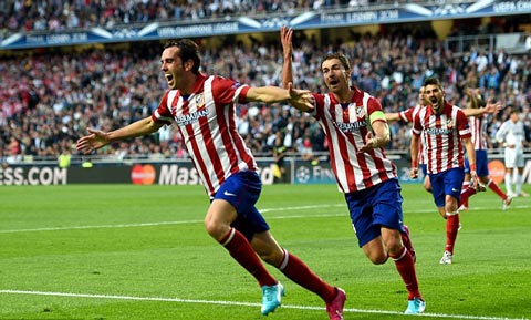 Godin ăn mừng bàn thắng vào lưới Real ở chung kết Champions League 2013/14