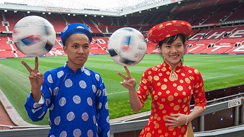 M.U làm phim về đôi vợ chồng Việt mặc áo dài tâng bóng ở Old Trafford