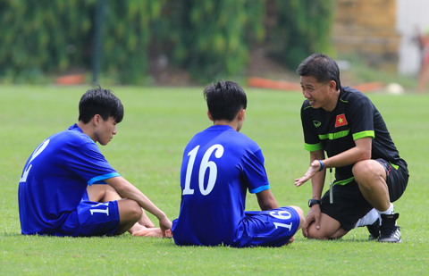 HLV Hoàng Anh Tuấn trao đổi với Thanh Hậu, Hoàng Nam sáng nay - Ảnh: Đức Cường