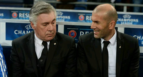 Cả Carlo Ancelotti và Zinedine Zidane đều thích nhai kẹo cao su để giảm căng thẳng trước trận