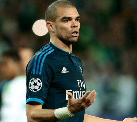 Pepe chạm tay xuống cỏ và cầu Chúa trước khi bước vào sân