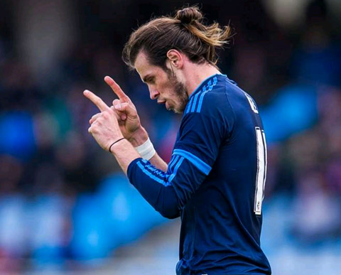 Gareth Bale chạy về phía người hâm mộ ăn mừng và đổ nước lên mặt