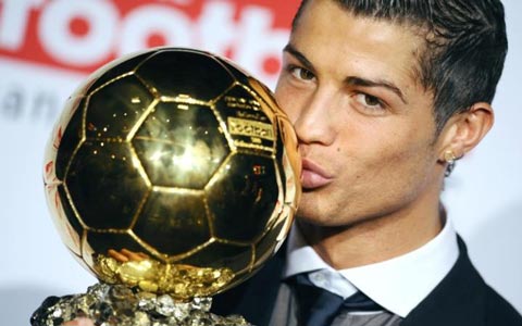 Ronaldo hôn lên Quả bóng vàng châu Âu 2008