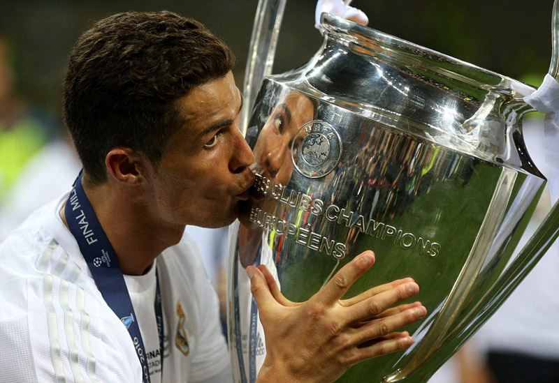Nụ hôn say đắm của Ronaldo