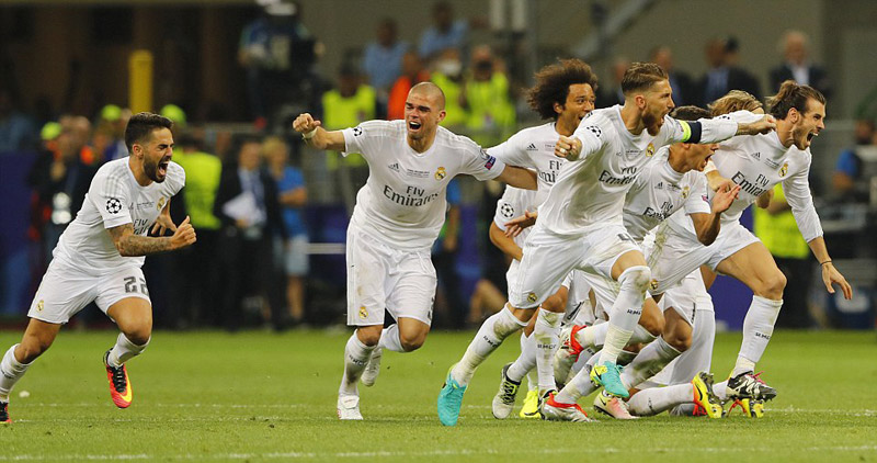 Các cầu thủ Real vỡ òa trong khoảnh khắc Ronaldo đá 11m thành công