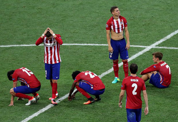 Các cầu thủ Atletico đổ gục sau khi thua 3-5 ở loạt penalty cân não