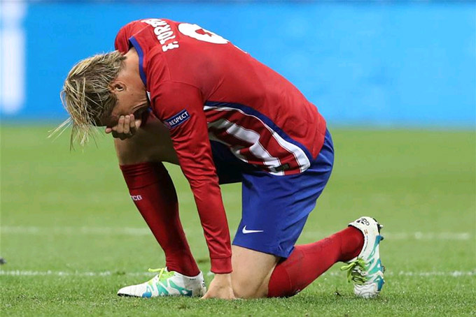 Nhưng rồi chính Torres cũng không thể kìm nén được cảm xúc. Anh gục xuống và nước mắt trào ra