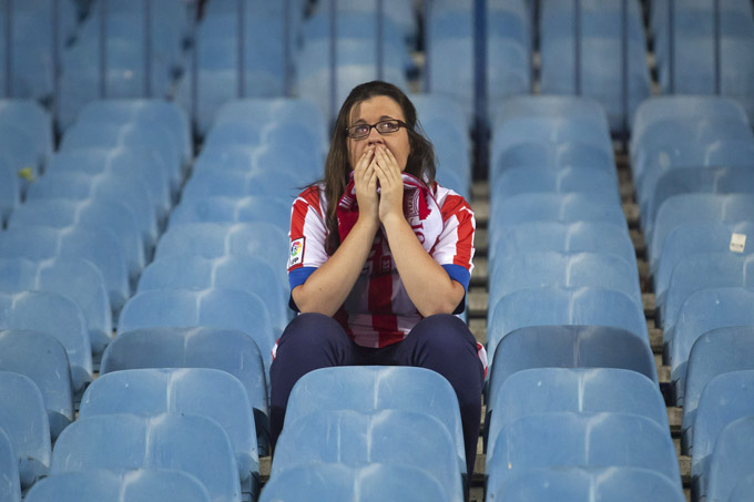 Nữ CĐV này ngồi lặng im trên khán đài. Dường như chị vẫn chưa tin thất bại của Atletico là sự thật