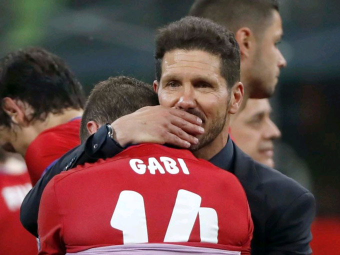 Phía dưới sân, HLV Diego Simeone ôm chặt Gabi an ủi