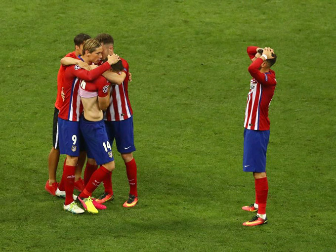 Fernando Torres cùng đồng đội chia sẻ nỗi buồn với Gabi