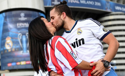 CĐV Real và Atletico khóa môi bên ngoài sân San Siro, một hình ảnh đầy thú vị