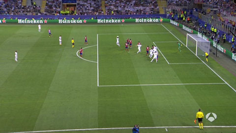Ramos có vẻ như đã việt vị khi Bale đánh đầu nối