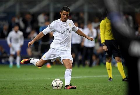 Ronaldo lạnh lùng thực hiện quả penalty chốt hạ