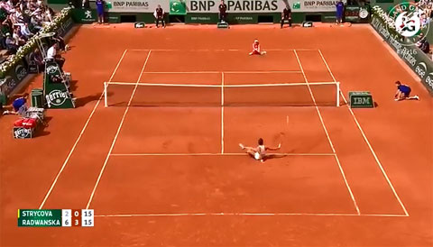 Radwanska cùng đối thủ ‘vật lộn’ trên sân đấu Roland Garros