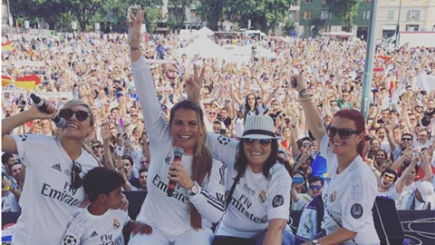 3 thế hệ CĐV nhà CR7 khuấy động không khí tại fanzone Real