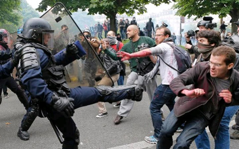 Những cuộc biểu tình liên tiếp nổ ra giữa người lao động Pháp và chính phủ