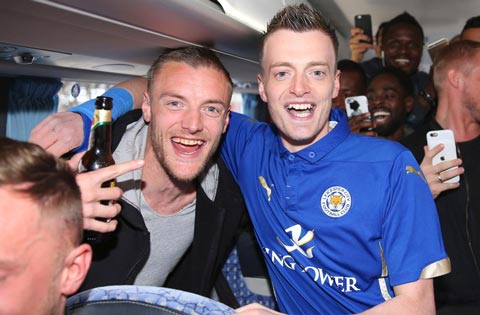 Vardy vui vẻ chụp ảnh cùng bản sao của mình trên xe buýt