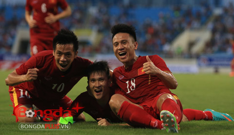 Công Vinh mở màn cho chiến thắng của ĐT Việt Nam bằng pha đánh đầu đẳng cấp ở phút 34