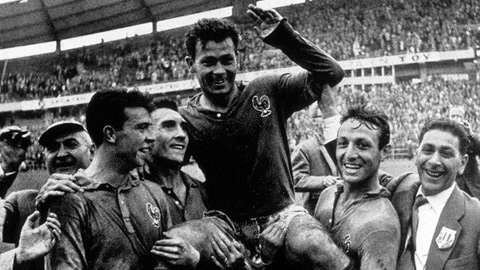 Fontaine được đồng đội công kênh tại World Cup 1958