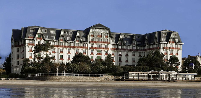 Khách sạn Hermitage Barriere nằm ở bờ biển phía Tây nước Pháp