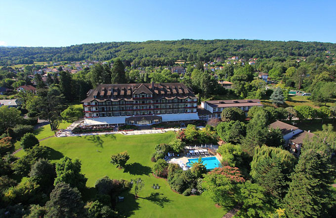 Khách sạn 4 sao Ermitage có 80 phòng ngủ, 11 phòng hội thảo và 1 khu spa, giá 518 euro/đêm