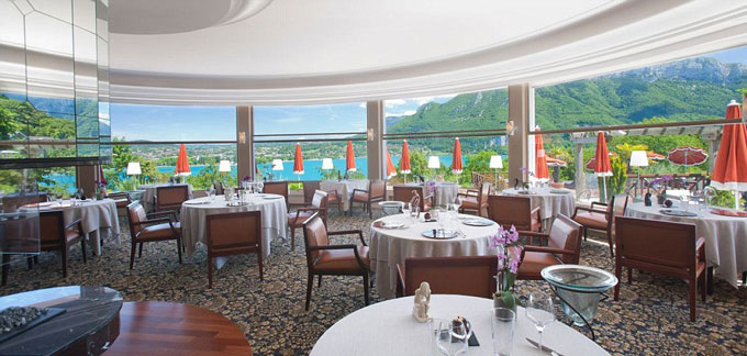 Khách sạn có 52 phòng, với 2 nhà hàng có view nhìn ra hồ tuyệt đẹp
