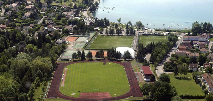 Sân tập Complexe Sportif d'Albigny nằm trong khuôn viên tổ hợp thể thao Annecy-le-Vieux