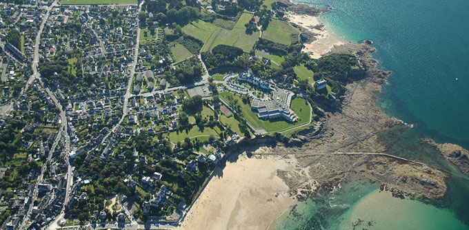 Wales chọn địa điểm gần quê nhà nhất có thể, thuộc xã Dinard, Brittany, phía Bắc nước Pháp nhìn ra biển