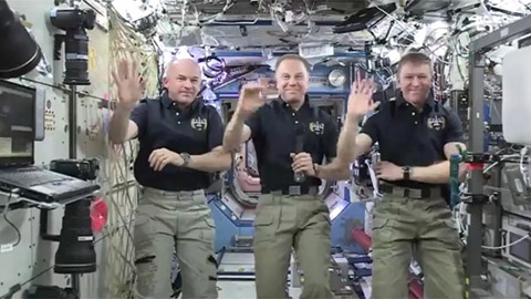 Các phi hành gia trên trạm vũ trụ quốc tế ISS giao lưu trực tuyến với CEO của Facebook