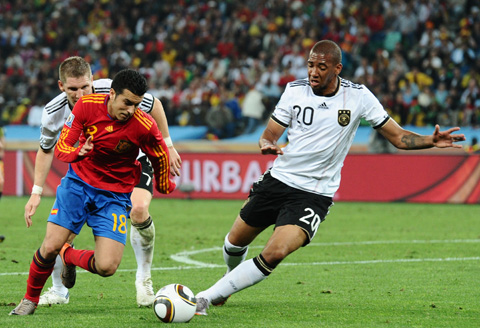 Boateng (phải) cho rằng Đức cần cải thiện khả năng phòng ngự để mơ vô địch EURO 2016