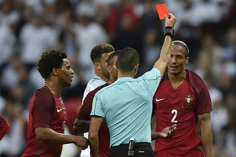 Trung vệ của ĐT Bồ Đào Nha nhận thẻ đỏ rời sân