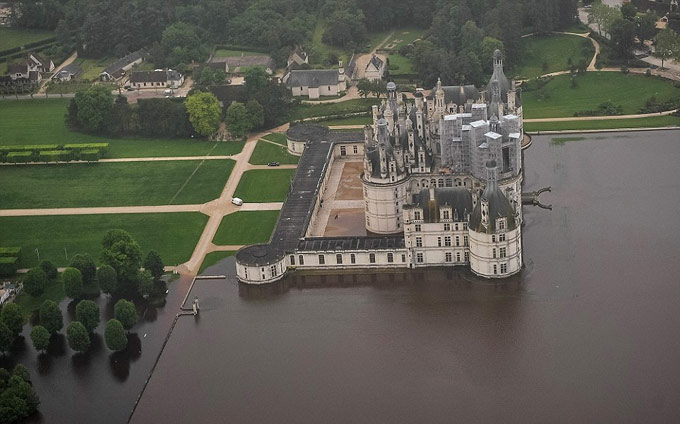 Lâu đài Chambord, cách Paris 170km về phía Tây Nam ngập trong nước.