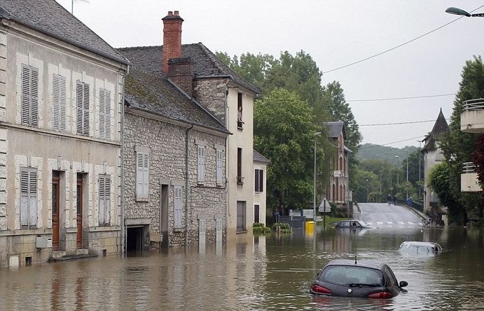 Nhiều tuyến phố bị ngập lụt nặng