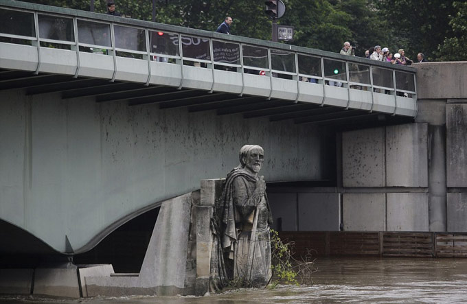 Nước đã ngập đến chân tượng Zouave, bên dưới cây cầu Pont de l'Alma