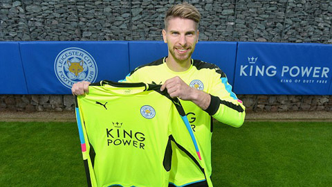 Leicester ký hợp đồng 4 năm với cựu thủ môn M.U