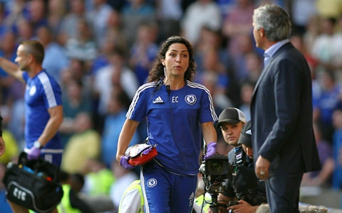 Mourinho đã to tiếng với bác sĩ Carneiro hồi còn ở Chelsea