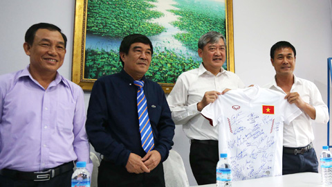 Đại sứ Việt Nam tại Myanmar thăm ĐT Việt Nam