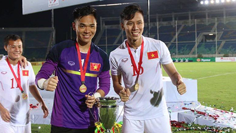 Ngọc Hải, Văn Toàn khoe cúp vô địch đầu tiên cùng ĐT Việt Nam