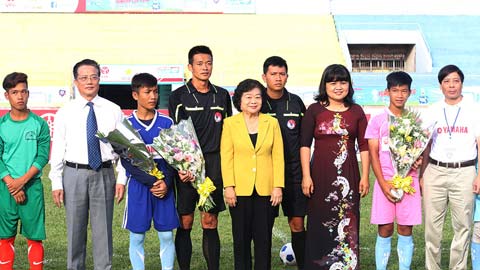 Thầy Văn Toàn giúp đại diện Hải Dương đăng quang ở sân chơi bóng đá học đường