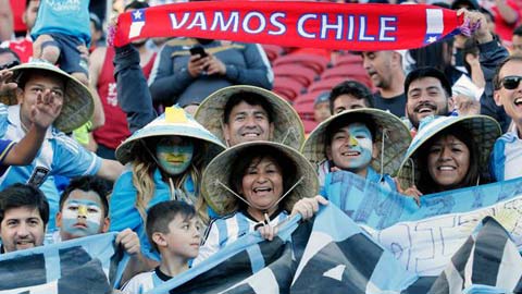 CĐV Argentina đội nón lá cổ vũ Copa America