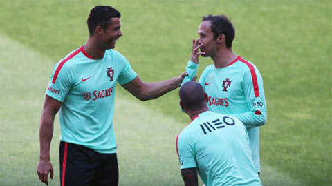 ĐT Bồ Đào Nha đón Ronaldo trở về từ kỳ nghỉ
