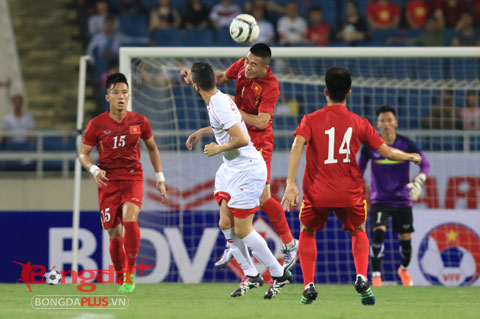 Các hậu vệ ĐT Việt Nam đang cho thấy sự tiến bộ qua từng trận đấu - Ảnh: Đức Cường