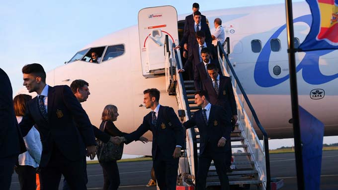 Các cầu thủ Tây Ban Nha hạ cánh xuống sân bay ở thành phố La Rochelle