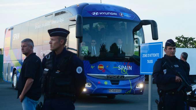 Xe buýt trở các cầu thủ Tây Ban Nha rời sân bay